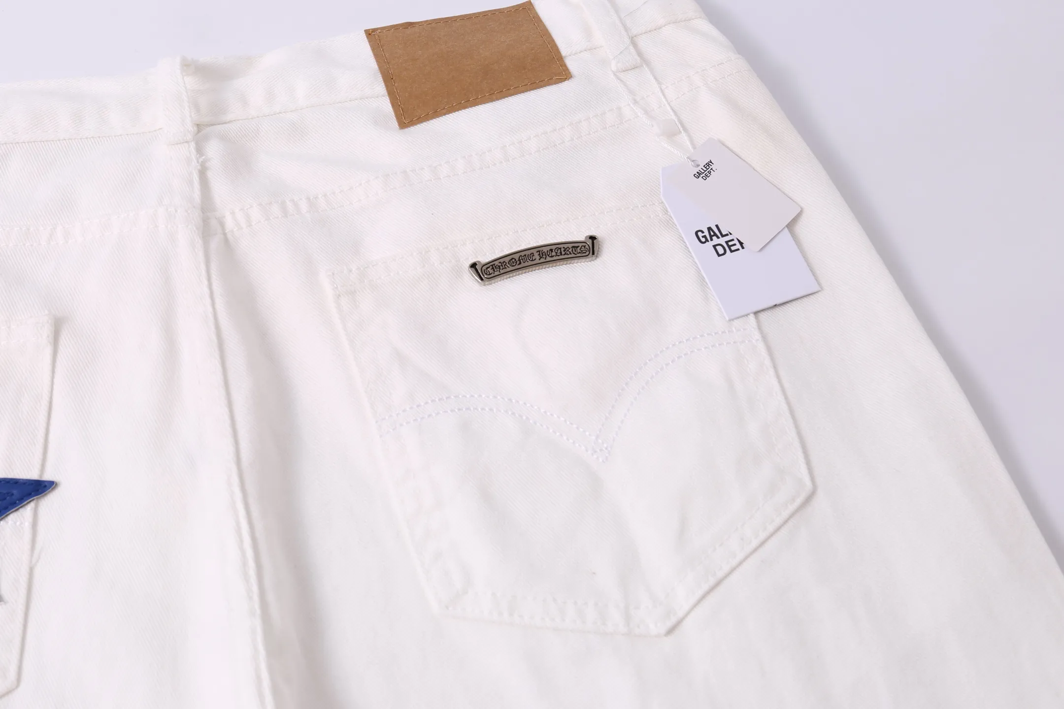 P260 Style No.: H889 Crow Heart & 𝐂𝐡𝐫𝐨𝐦𝐞 𝐇𝐞𝐚𝐫𝐭 ss25 new Fontainebleau limited star 💫 patchwork leather jeans. Styles with different washed textures are very friendly to people with thin legs. The slightly flared version perfectly modifies the leg shape. The timeless and moderate length makes it easy to match and match. It is the basis for various styles and is a must-have in your wardrobe! The fabric is stiff but also makes the upper body soft without losing texture. The washing process is even more perfect. It is a must-have item for everyone! ! ! Washed wheat, hang tag, pants label, three labels complete Color: white Size: 28-30-32-34-36